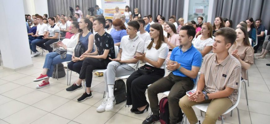 Донецкой молодежи рассказали об имидже молодого политика